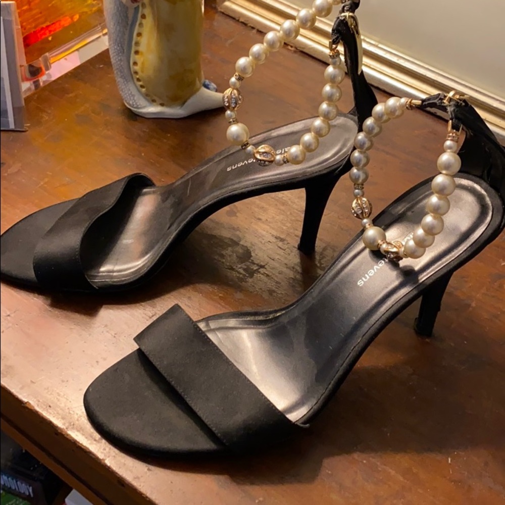 Valerie Stevens -Black and Pearl Heels (size 6)